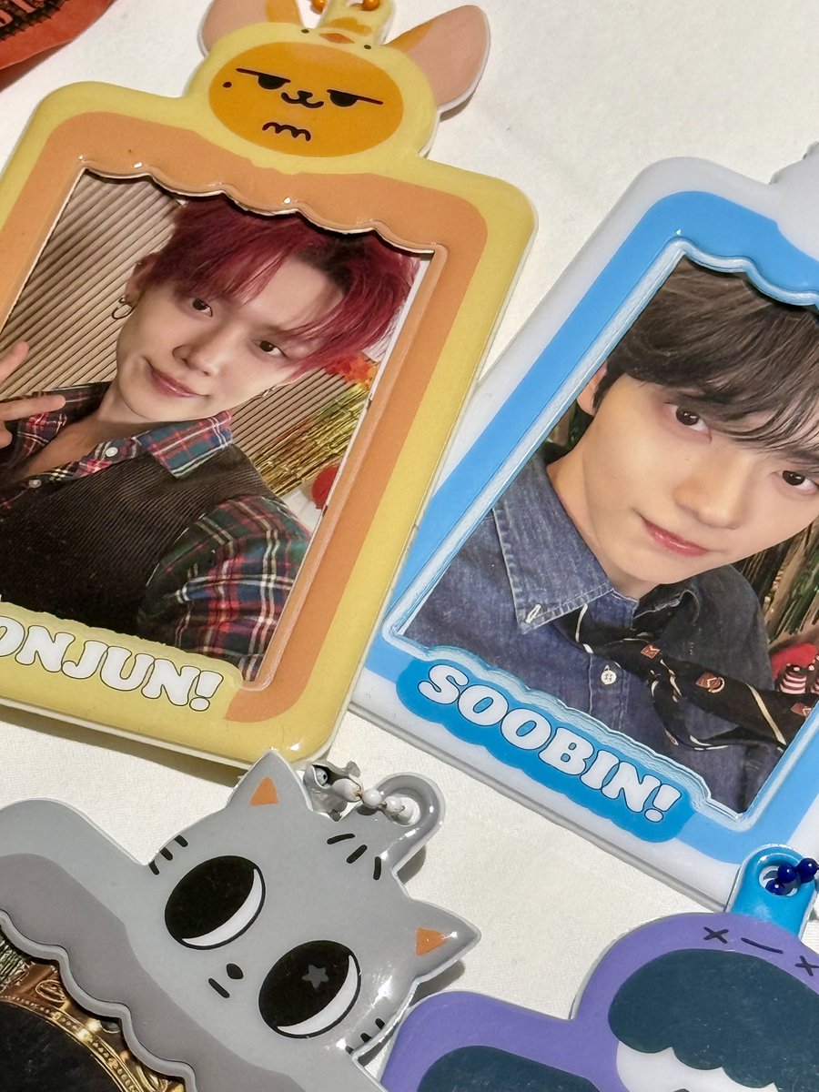 jjmnsi's tweet photo. #txtinlondon #TXT_TOUR_ACTPROMISE_EP2 #txtfreebies 

★ selling ppulbatu holders in london queue!

-taking reservations, please send a dm 🫶!!
-7£ / 8€ / 9$
-accepting cash or paypal (only g&amp;s sorry 🥹)
-lots in stock so mini gos are welcome <3 

( txt freebies london selling ) https://t.co/eZVX6VdTyw