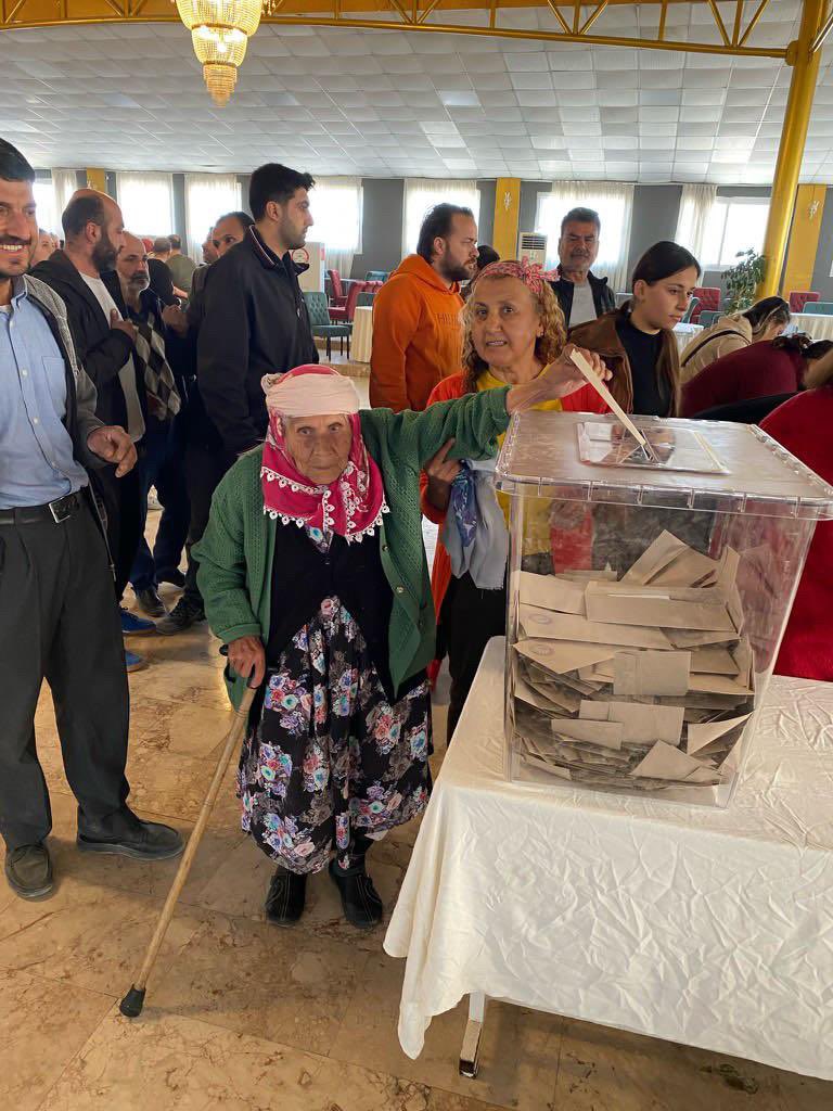 Antakya | 90 yaşında ve elinde bastonuyla oy kullanmaya gelmiş bir vatandaş.

#hatay #tutuklandı