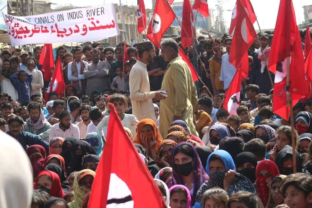 ھن ڀيري سنڌ جي ٻھراڙيءَ ۾ نه فقط مرد پر سنڌ جون نياڻيون به سنڌو درياء لاء روڊن تي نڪتيون آھن 
۽ تاريخ گواهه آھي جڏھن به سنڌ جي عورت مزاحمت ڪئي ته انقلاب آيو آھي 
#NoMoreCanalsOnIndus