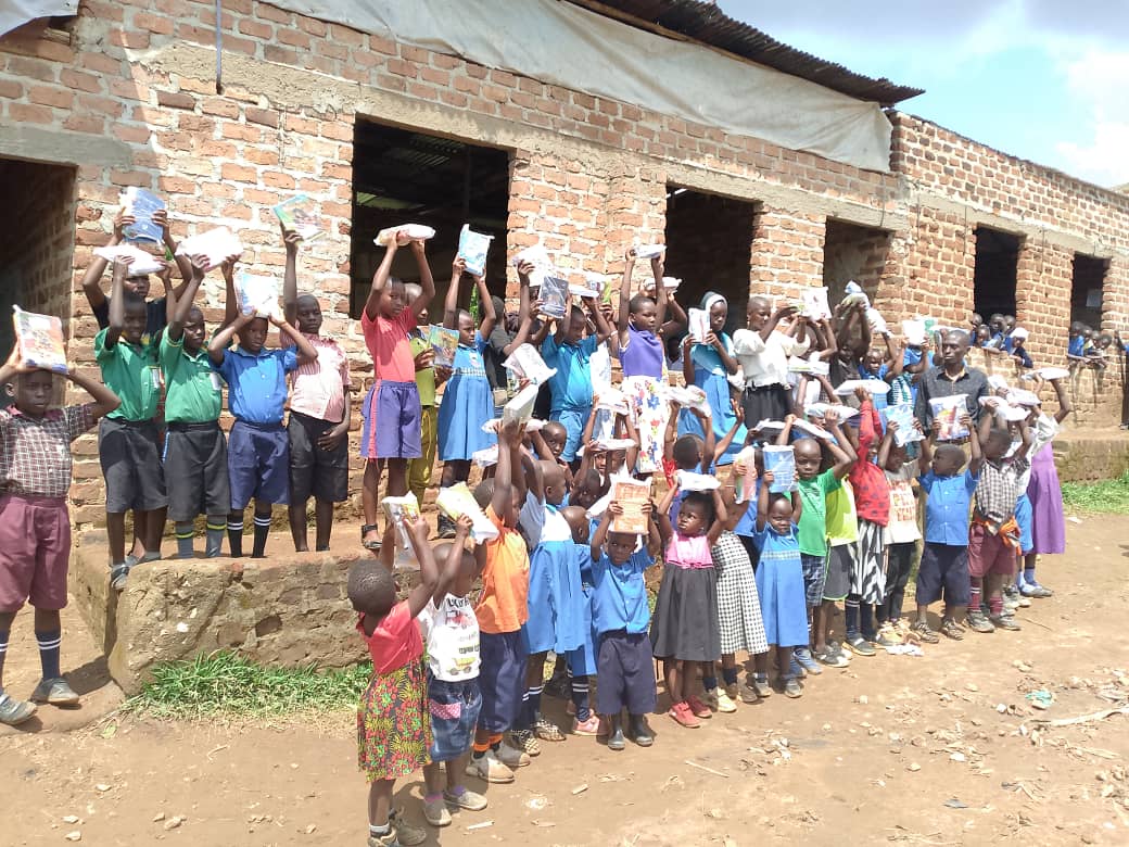 EarthGleaming's tweet photo. On 17th/03/2025. We managed to carry out our maiden outreach where we distributed and delivered to a sum of 60 unprivileged children at twinkling stars junior school, butoolo village, kamengo Sub county, MPIGI. We handed scholastic materials like books pens. https://t.co/6RZ3mP6Bqp