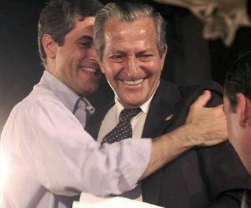 ChuleCamano's tweet photo. Hoy se cumplen 11 años del fallecimiento de Adolfo Suárez.

✅ Siempre de actualidad su enorme y clave aportación en la Transición y en la llegada de la #Democracia a España

Con él, “La #Concordia fue posible”. Respeto aún necesario. 
¡Gran persona, gran familia!
#AdolfoSuárez https://t.co/fvypEm5Nlx
