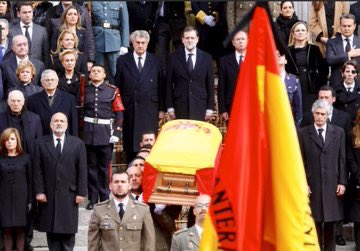 ChuleCamano's tweet photo. Hoy se cumplen 11 años del fallecimiento de Adolfo Suárez.

✅ Siempre de actualidad su enorme y clave aportación en la Transición y en la llegada de la #Democracia a España

Con él, “La #Concordia fue posible”. Respeto aún necesario. 
¡Gran persona, gran familia!
#AdolfoSuárez https://t.co/fvypEm5Nlx