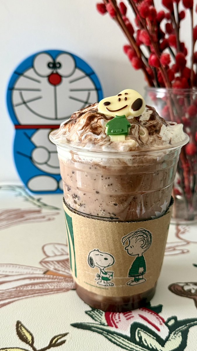satoshi_readygo's tweet image. 今日はスヌーピーの限定フラペチーノを頼んでみた。甘くて、すごく美味しかった!
スヌーピーの形をしたチョコがとても可愛かった。
