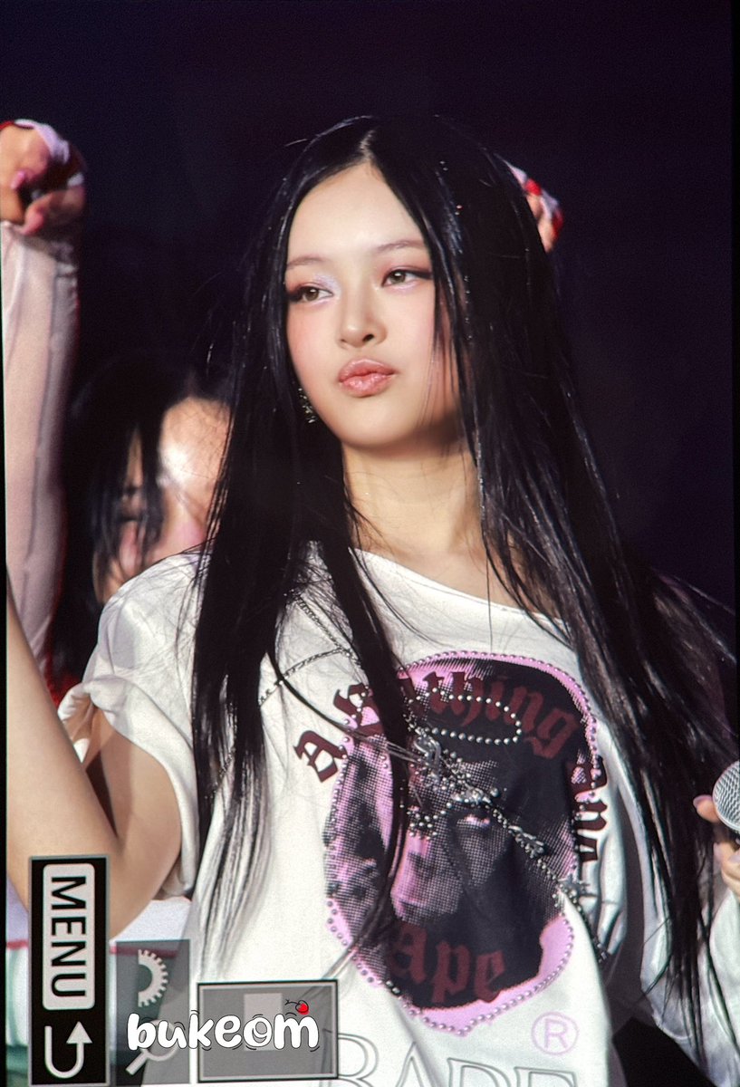 bukeom's tweet image. 250323 COMPLEXCON 
waiting❤️

#하니 #HANNI #ハニ #NJZ #엔제이지