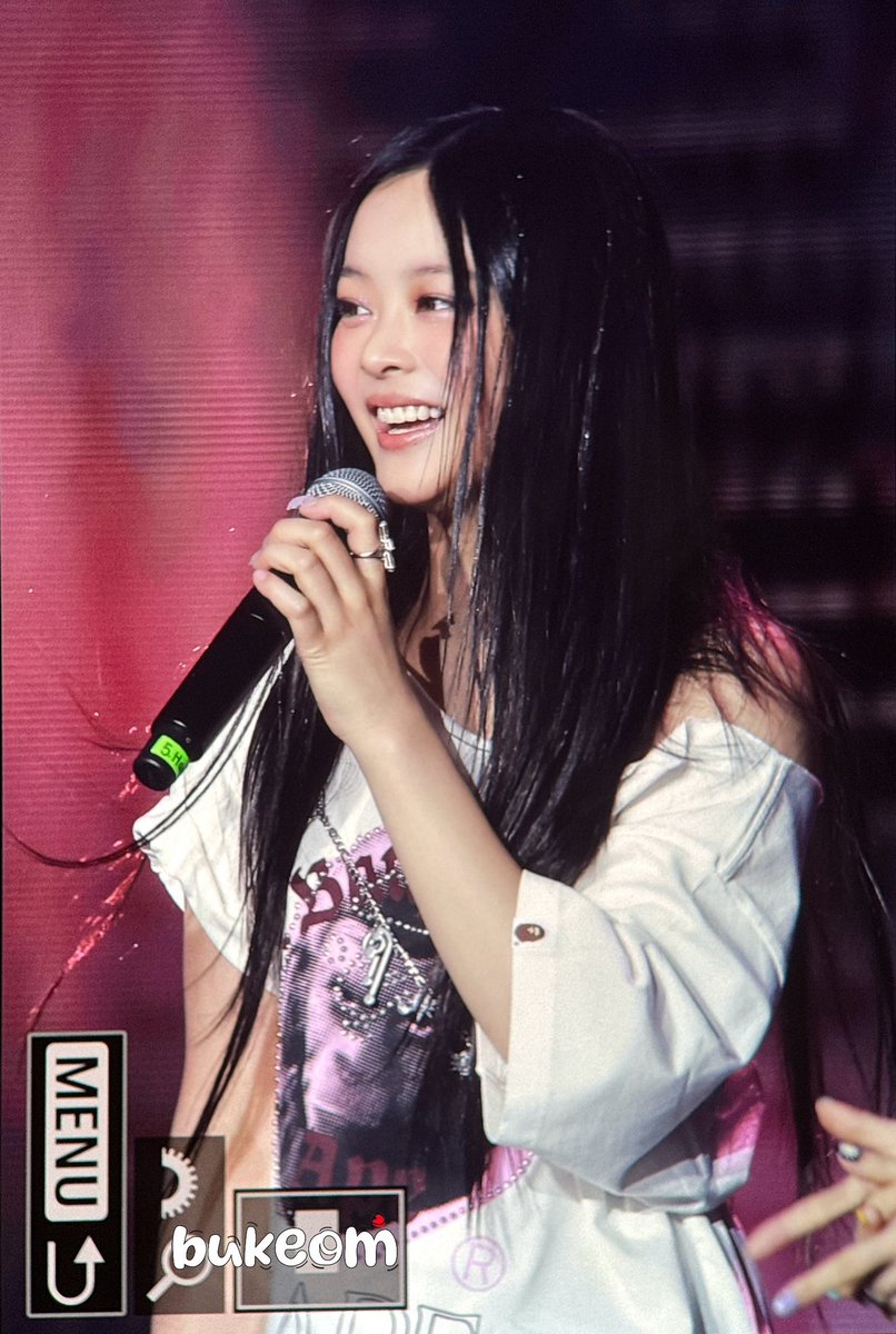 bukeom's tweet image. 250323 COMPLEXCON 
waiting❤️

#하니 #HANNI #ハニ #NJZ #엔제이지