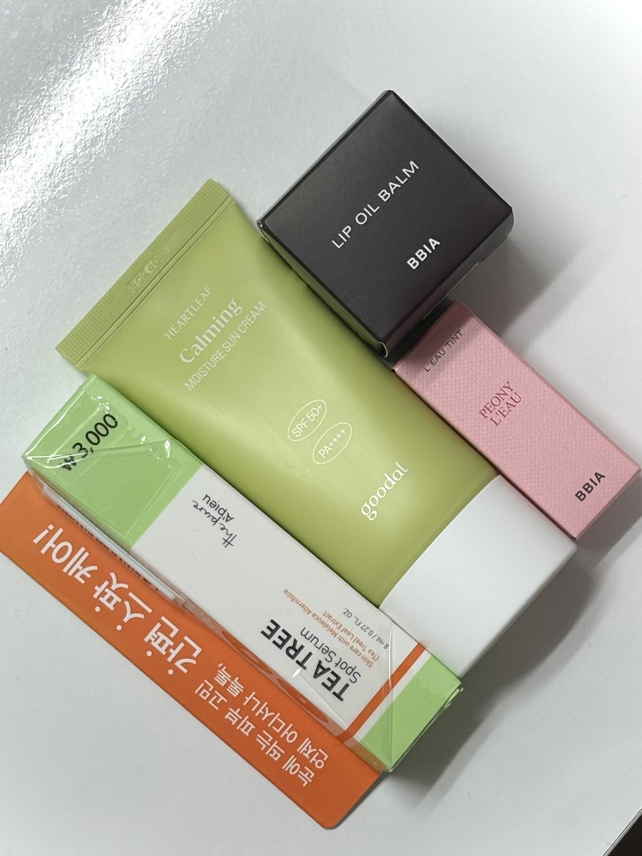 sobok389's tweet image. 요즘 코덕계 접속을 잘안해서 소박한 이벤트 낉여왔습니다…ㅎㅎ
#rt + #follow 
해주신 한 분께 아래 구성으로 보내드립니다!!
-어퓨 티트리 스팟 세럼
-구달 어성초 진정 수분 선크림
-삐아 립 오일밤/로틴트 미니 피오니로
-브링그인 티트리 시카수딩토너(리필)
-디오디너리 나이아신아마이드 세럼