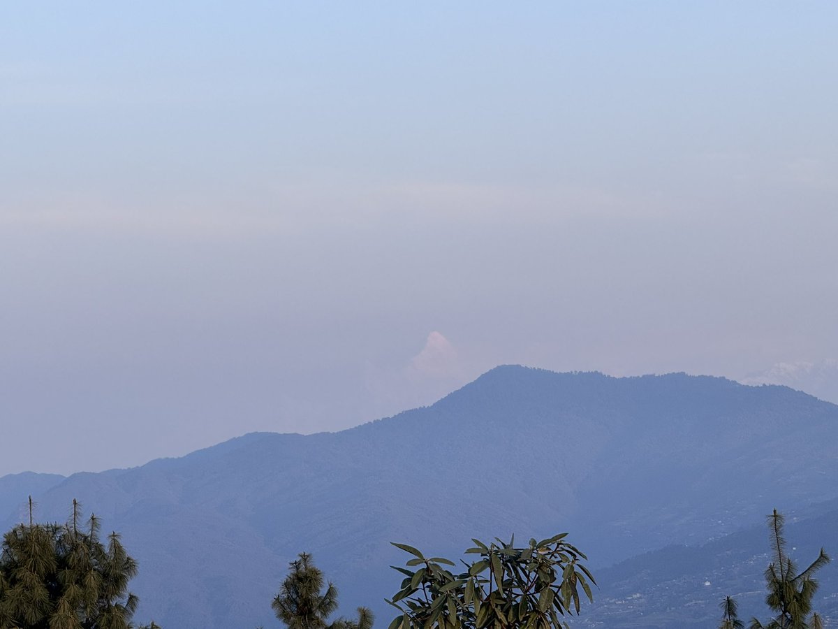 Himalayas glowing in the morning light, seen from Nagarkot.
1st: Langtang Lirung (7,227m)
2nd: Manaslu (8,163m)
エベレストは見えませんでしたがマナスルは見えました⛰️