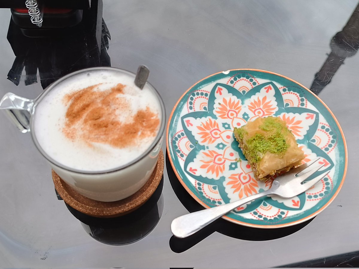 profnes's tweet image. Пью напиток из орхидеи. Карл!!