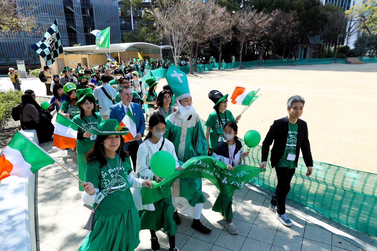 Celtic_Comhalta's tweet photo. #セントパトリックスデー神戸、快晴でたくさんの方々が参加してくださいました！！
コールタはスタッフとしても関わらせていただきました☘️ 店番しながら飲むギネスも良かったし、最後の写真は、みんなでダンスのコーナーでお客さんが飲んでた瓶を置いて参戦してくれたシーン。良き日でした☺️ https://t.co/2LC3iPudaC