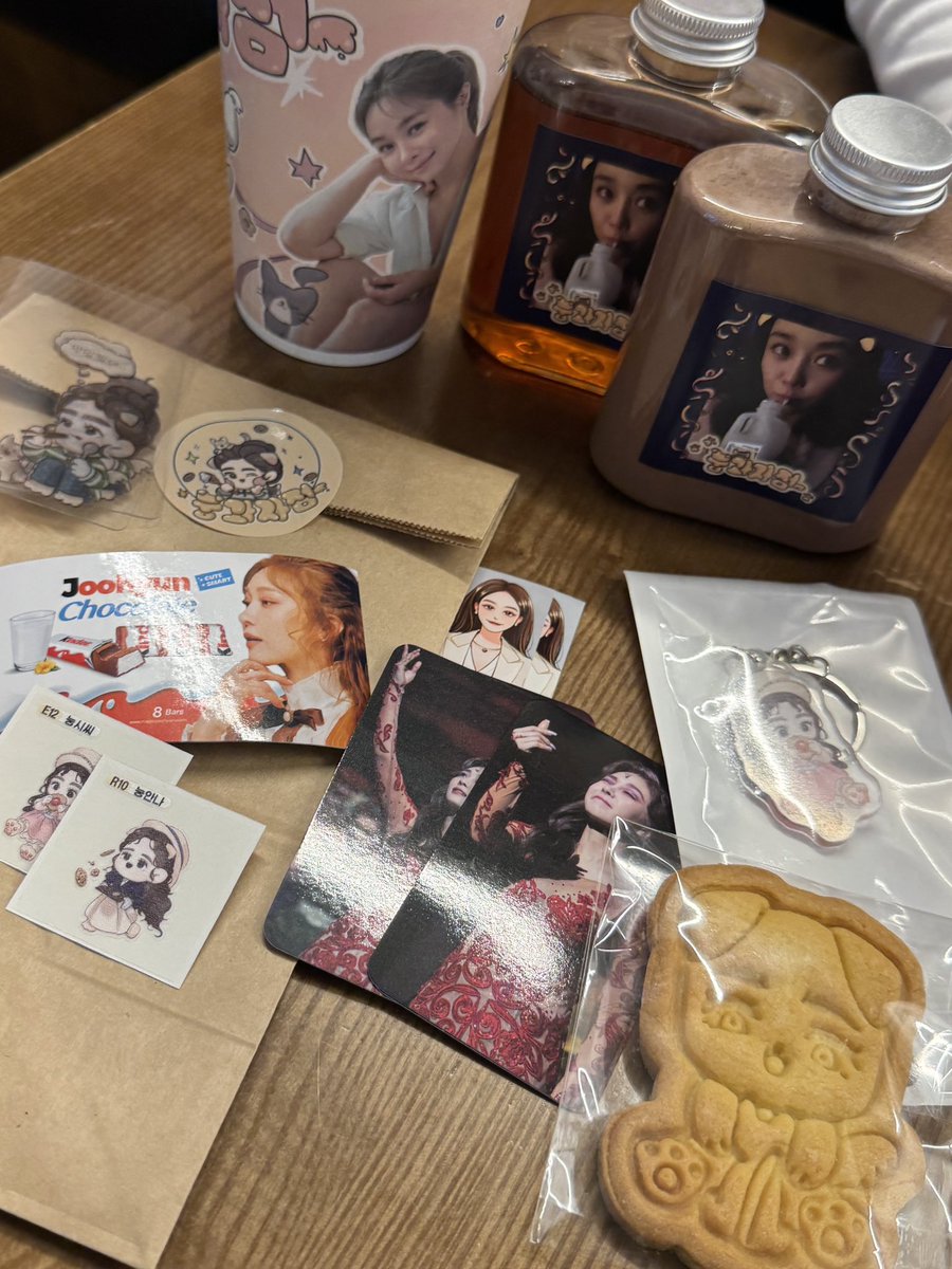 특전들 다 너모 귀여워요😻
온기 가득 따뜻한 생카🎂🤍

#생일날_당신의_작은_카페를_찾을게
#옥주현_너라는_빛으로_물든_계절