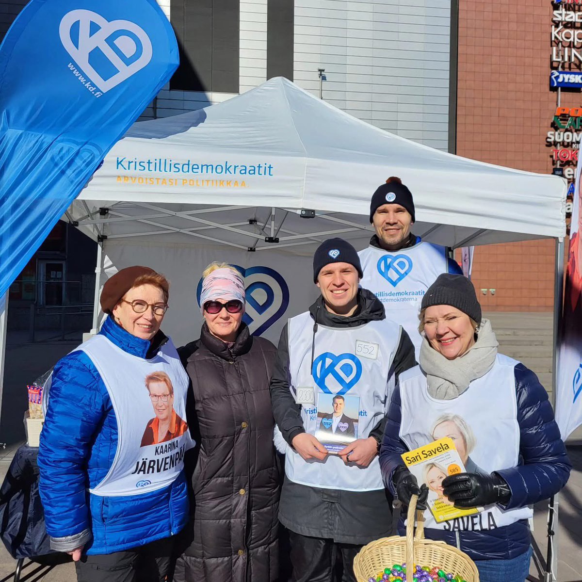 Kulunut viikonloppu kampanjoitiin aurinkoisessa säässä Sellon Ratsutorilla <a href="/KDpuolue/">Kristillisdemokraatit | KD</a> Espoon ehdokkaiden kanssa. ☀️Myös ministeri ja KD:n puoluejohtaja <a href="/SariEssayah/">Sari Essayah</a> oli tänään paikalla.
<a href="/HaakilaCosta/">Toni Haakila Costa |KD| Espoo</a> <a href="/sari_savela/">Sari Savela</a> 

#kuntavaalit #kuntavaalit2025 #aluevaalit2025 #Espoo