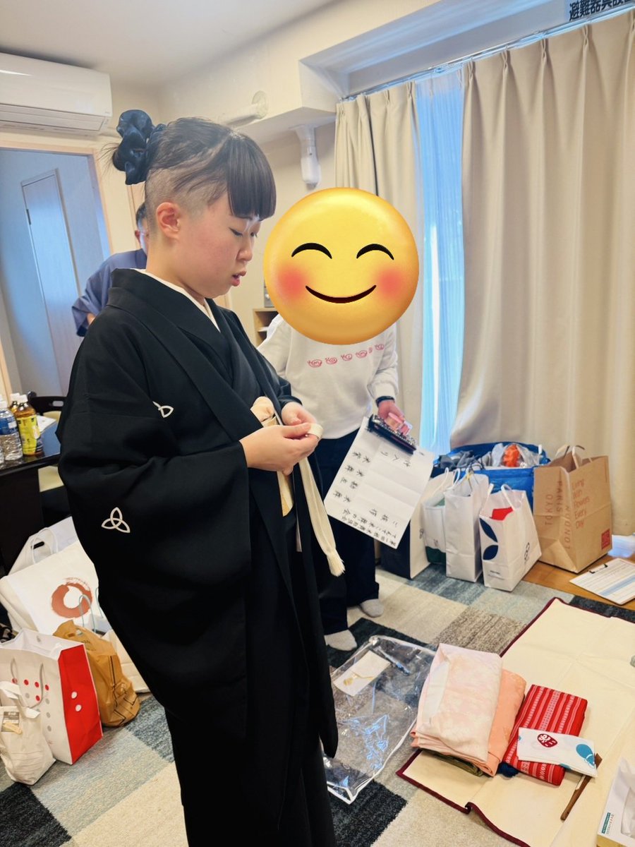 師匠から「子は鎹の時に黒紋付を着てはどうか」と仰っていただきまして、僭越ながら、本日黒紋付を着用させていただきました。着付けで手こずりまして…。帯は、はやしや美紀師匠に助けていただきまして、羽織紐は勘左くんに結んでもらいました。周りの方に本当に支えられています。ありがたいです。