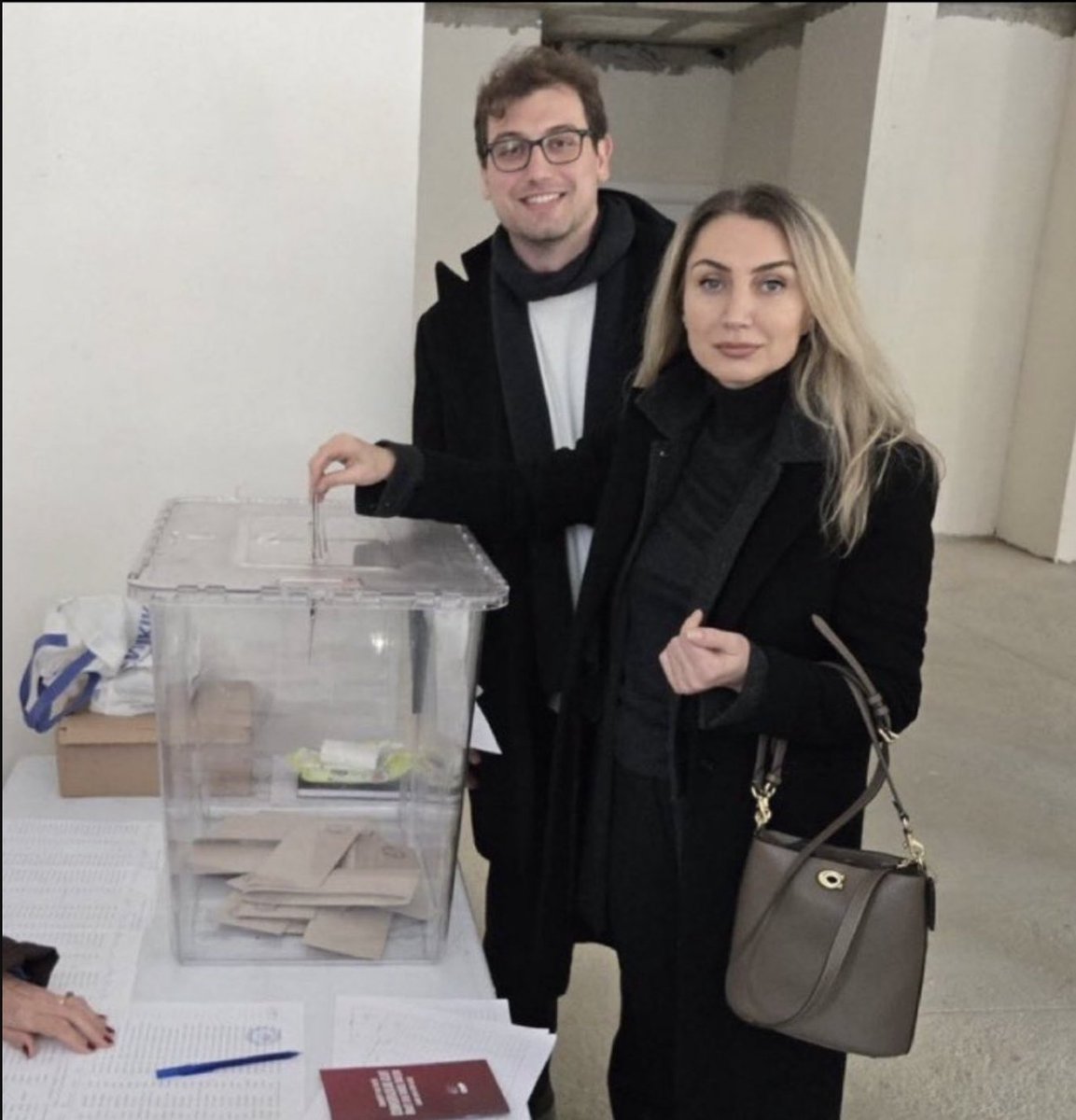 Az önce içeriden bir bilgi geldi. CHP'li sandık görevlilerine katılımı olduğundan yüksek gösterme talimatı gelmiş. Bütün pusulaları işaretleyip sandıklara atıyorlar, akşama da saçma sapan rakamlar üzerinden algı oluşturmaya çalışacaklar. Tek adayın katıldığı seçimde bile