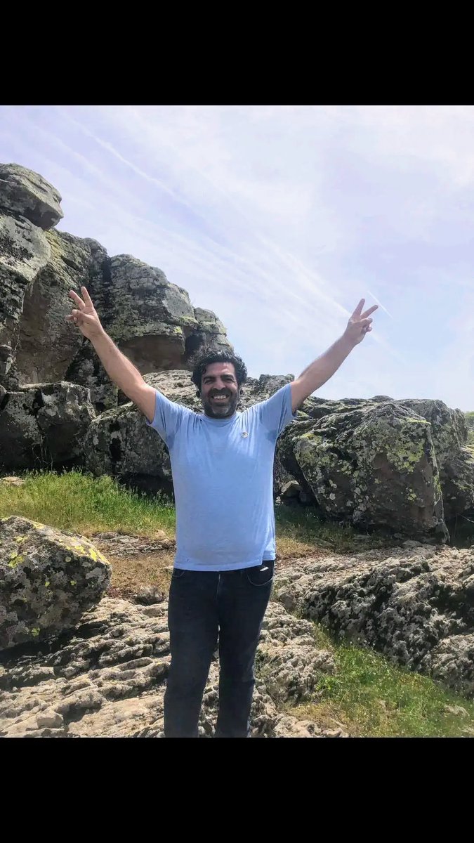 Öyle yıkma kendini,
 Öyle mahzun, öyle garip...
Nerede olursan ol, İçerde, dışarda, 
derste, sırada,
Dayan kitap ile,Dayan iş ile.Tırnak ile, diş ile,
 Umut ile, sevda ile, düş ile Dayan rüsva etme beni…….
#AhmedArif