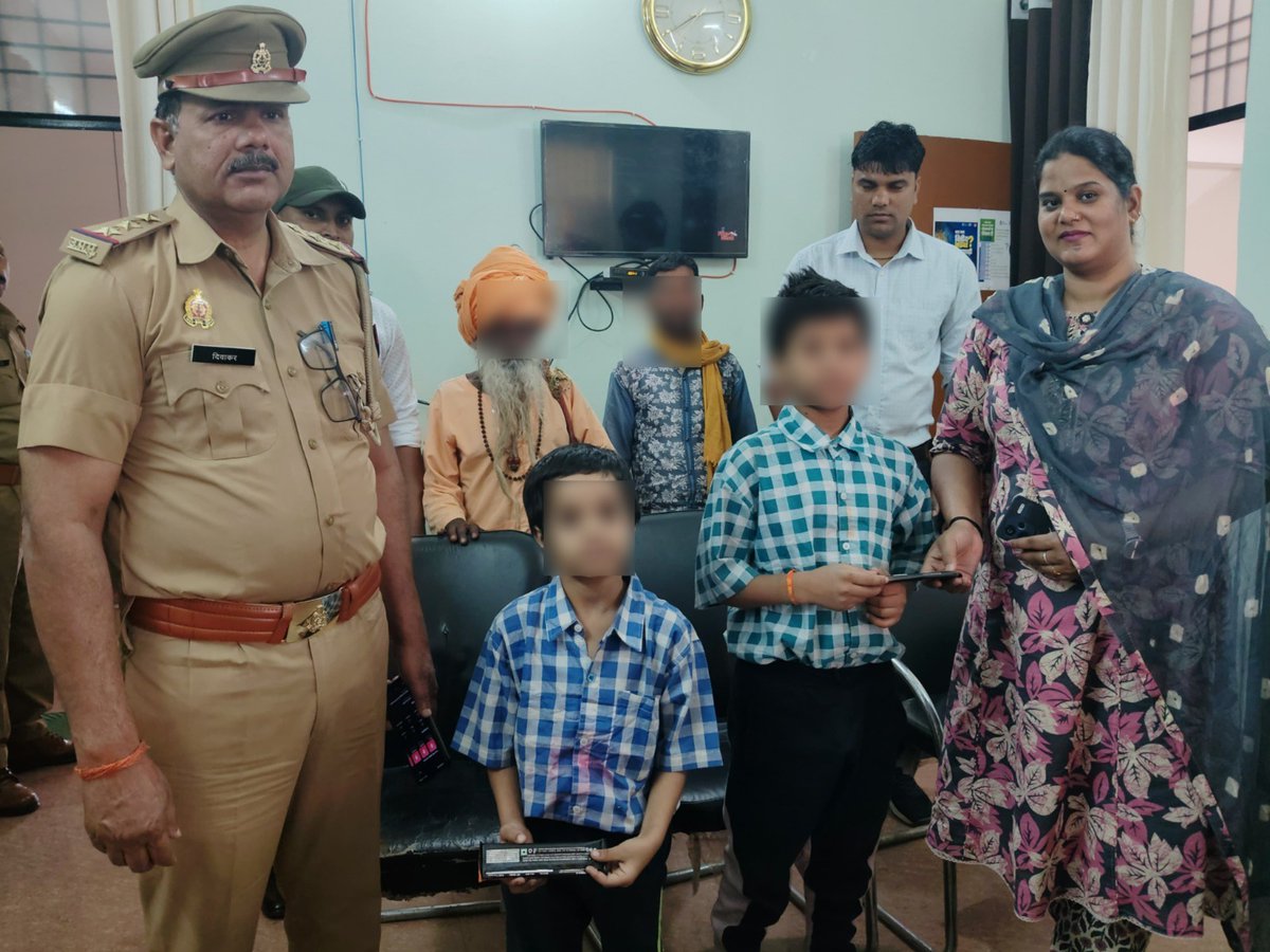 etawahpolice's tweet image. #OPERATION_MUSKAN
⏭️ SSP इटावा के निर्देशन मे इटावा पुलिस द्वारा गुमशुदा 02 नाबालिग बालकों को सकुशल किया गया बरामद।

⏭️बच्चों को चॉकलेट वितरित कर उनके परिजनों को सुपुर्द किया गया।

⏭️बालकों को सुकशल पाकर परिजनों द्वारा इटावा पुलिस एवं एसएसपी इटावा की भूरि भूरि प्रंशंसा की गयी।