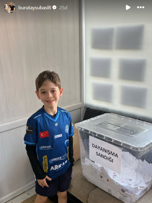 Temmzvolley's tweet photo. 🇹🇷 Burutay Subaşı ve oğlu Aras da sandığa gidenlerden https://t.co/MhRdKkAwqQ