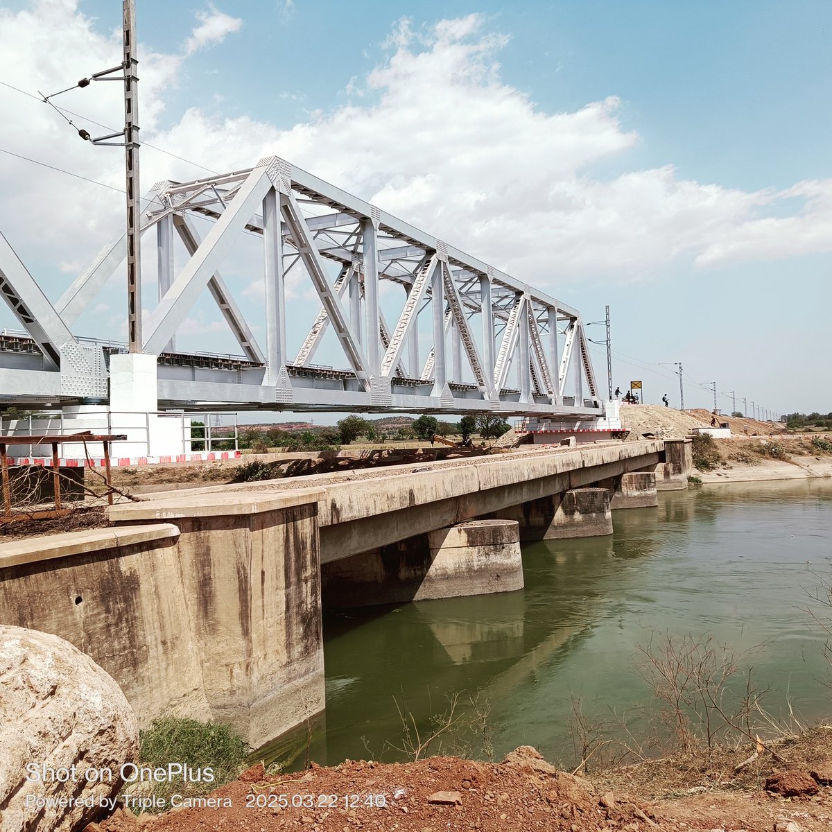 ashish20in's tweet photo. Abandoned old NG bridge juxtaposed to minghty youthful OWG. 
( Gwalior-Shivpur Kalan GC project) https://t.co/yfJkBci0oy