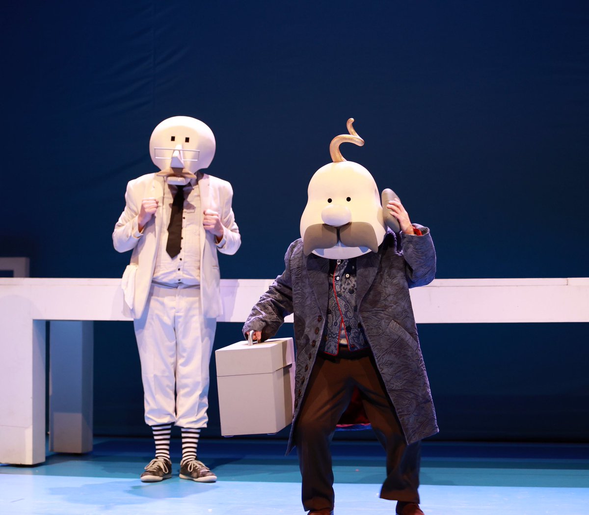 smonje's tweet photo. Mañana de domingo con pequeño Kong disfrutando de este chulísimo #MrBo de #MariedeJongh 🎭👩‍👦#teatralia https://t.co/f8VYtygBgg