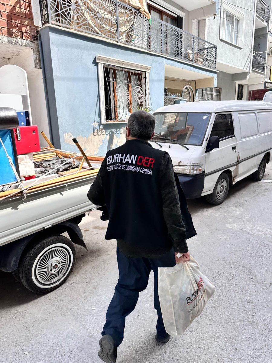 “Ramazan 🌙 Paylaştıkça Güzeldir.”

BurhanDer olarak Ramazan boyunca İhtiyaç sahibi ailelere Ramazan Erzak Paketlerimizi dağıtmaya Devam ediyoruz.

📍Bugün İzmir Buca ilçesine bağlı Gediz semtinde Bir çok aileye Erzak paketlerimizi teslim ettik. 
<a href="/BucaKaymakamlk/">Buca Kaymakamlığı</a> <a href="/izmirvaliligi/">T.C. İzmir Valiliği</a>