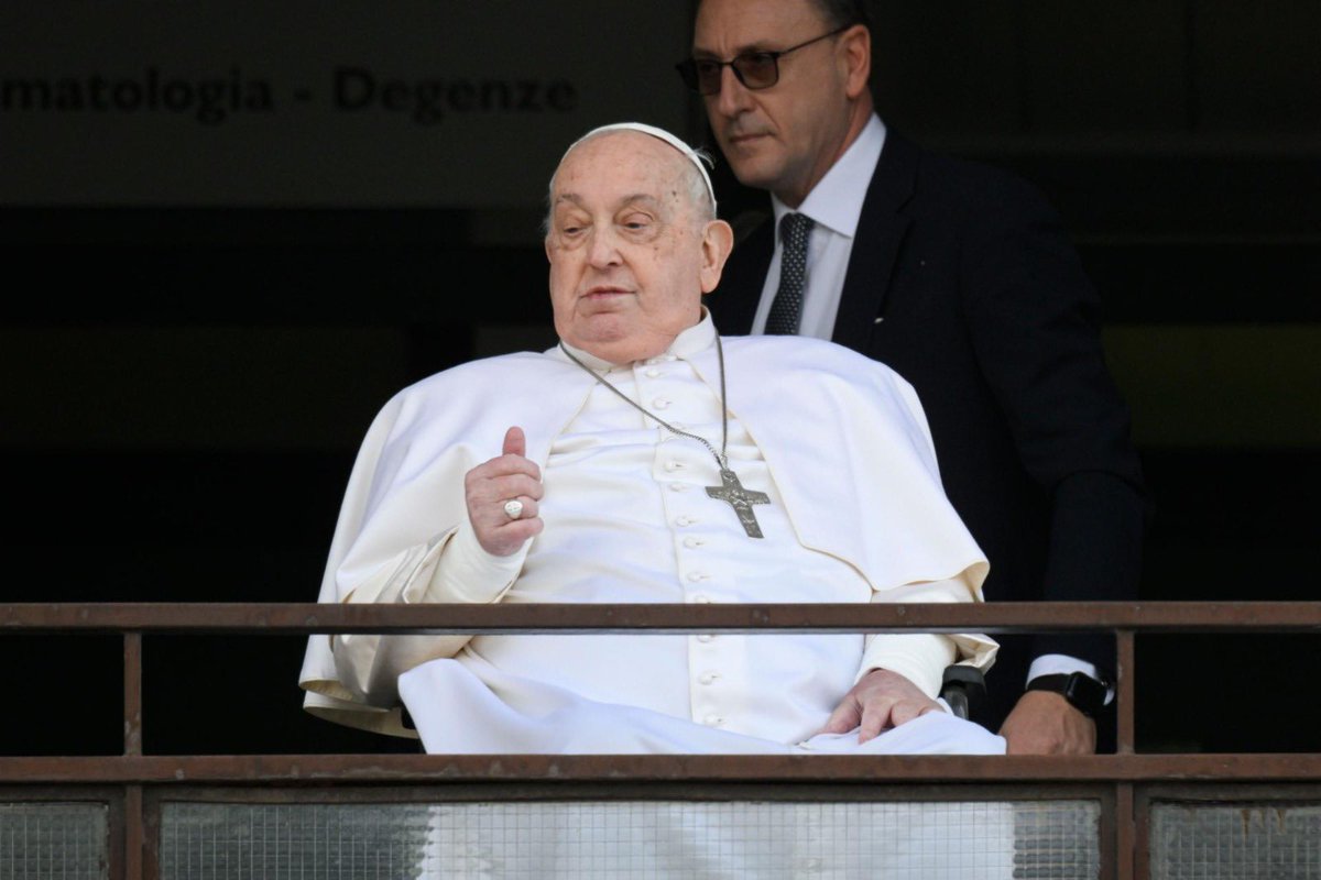 PasqualeCiuff's tweet photo. A volte non servono tante #parole, basta poco, e quel tuo poco oggi ha riempito i cuori di tanti. 

Forza #PapaFrancesco, e grazie per la tua vita di Santità. https://t.co/wou7aHcxYE