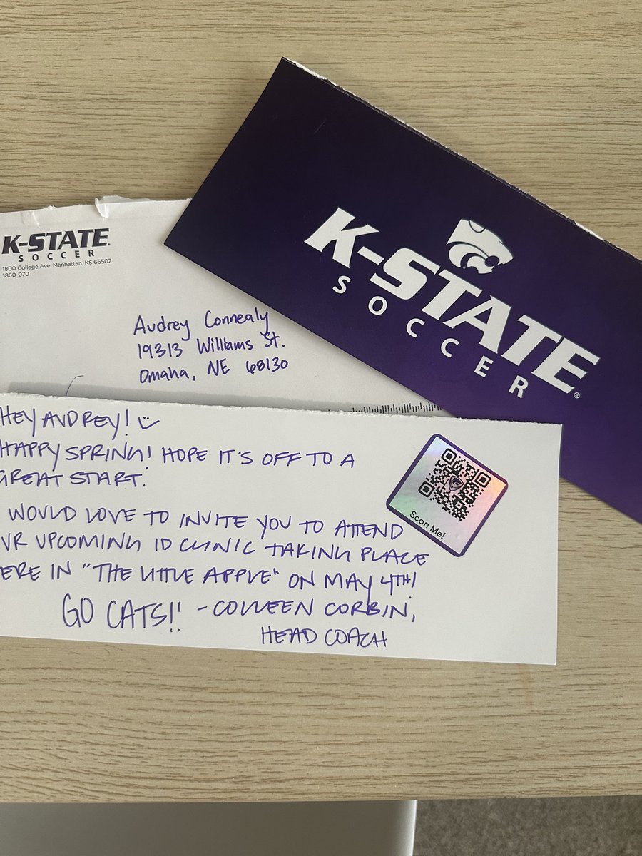 audreyconnealy4's tweet image. Excited to find this in the mail today! Thank you @colleen__corbin for the invite letter! Looking forward to a busy summer of camps!!
@KStateSOC @CoachAliH
