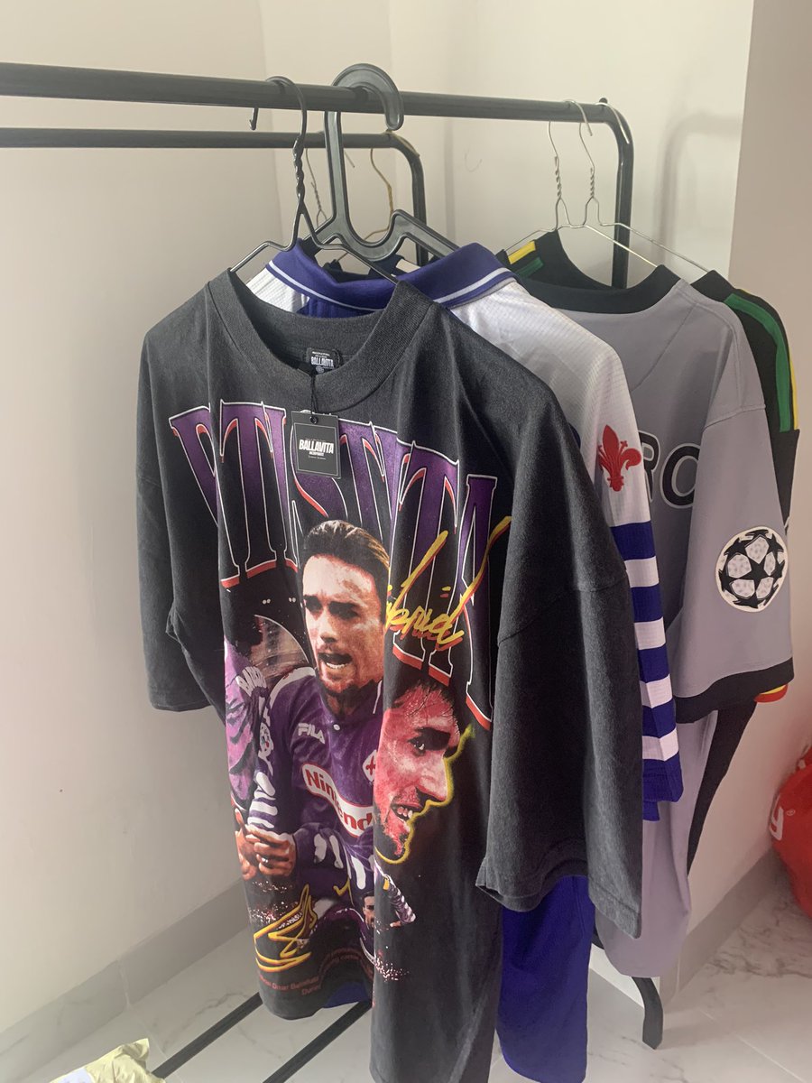 L. Musaddad A. Sadat (@labiebsadat) on Twitter photo Jelang lebaran, paket <a href="/BallavitaInc/">Ballavita Inc</a> sudah mendarat dengan aman di kediaman salah satu tifoso <a href="/SerieA_Lawas/">SERIE A LAWAS</a>.
Sebuah tees penghormatan untuk legenda π¦π· Argentina yang merumput di Florence sejak 1991 ini.
What a great honour to see your cannon goal! π₯β‘οΈ
Nice <a href="/TitipLawas/">Titip Lawas</a> βοΈπ£ Jelang lebaran, paket <a href="/BallavitaInc/">Ballavita Inc</a> sudah mendarat dengan aman di kediaman salah satu tifoso <a href="/SerieA_Lawas/">SERIE A LAWAS</a>.
Sebuah tees penghormatan untuk legenda π¦π· Argentina yang merumput di Florence sejak 1991 ini.
What a great honour to see your cannon goal! π₯β‘οΈ
Nice <a href="/TitipLawas/">Titip Lawas</a> βοΈπ£