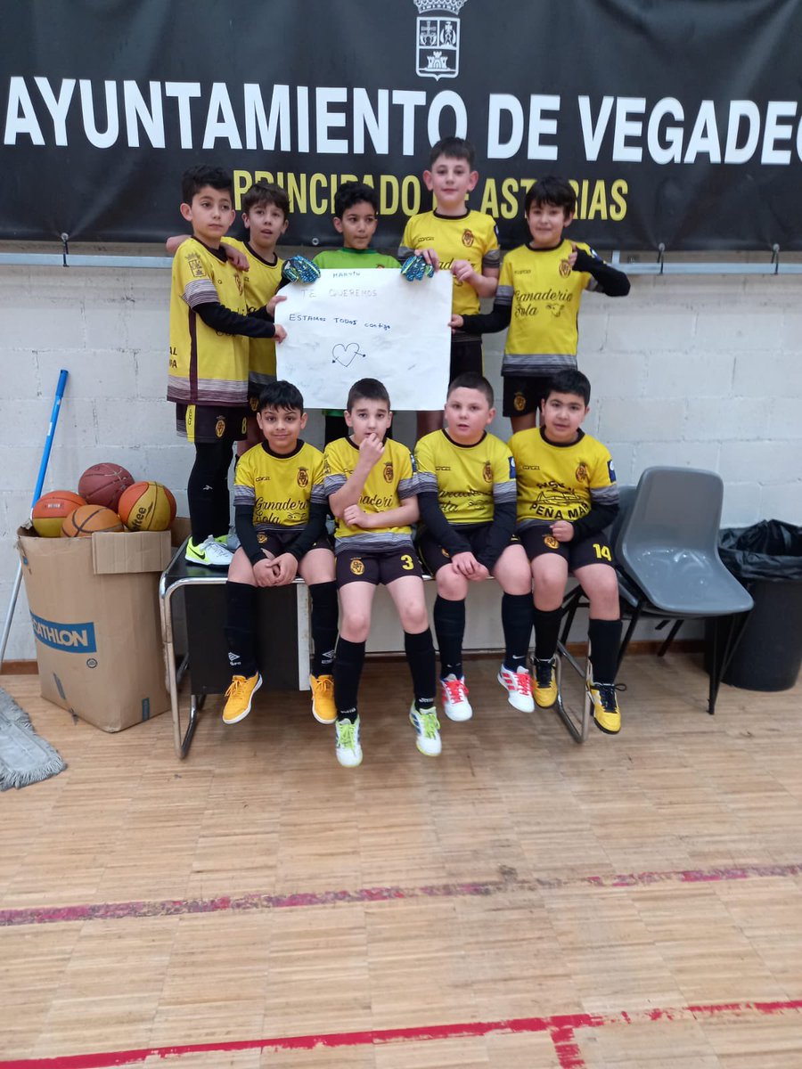 🟡 BENJAMIN 🟡
.
En el día de ayer nuestros más peques saltaron a la pista con una pancarta de apoyo a Martín, jugador del benjamin que fue operado.
¡Mucho ánimo Martín, te esperamos!💛