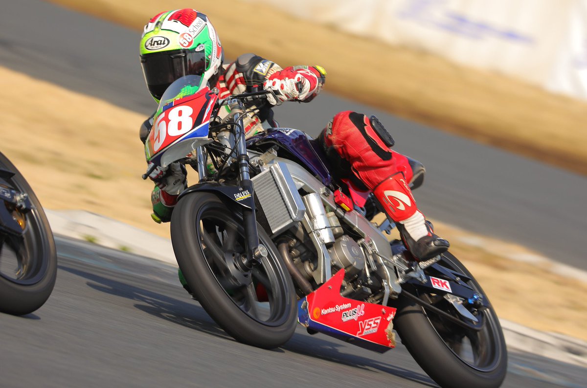 DETO kiss &amp; Cry Racingさんにお願いしてたオリジナルポジションのステッププレートを受け取りました。コレがもう最高で‼️ 楽しく走ってたら自己ベスト更新‼️ 更に更新してやろうと走り出したらチェーンが切れてケース破損😱　アンダーカウルがオイルまみれに💧　あ〜ぁ🥲　コレの修理もお願いします🙇