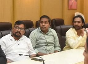 RAYSAHABSAROJ's tweet photo. मुंबई कांग्रेस की मुहिम - #NoCorruptionMeriGullyMe

आज मुंबई युवा कांग्रेस द्वारा #NoCorruptionMeriGullyMe अभियान को लेकर अहम बैठक आयोजित की गई। इस बैठक में प्रदेश उपाध्यक्ष, जिला अध्यक्ष एवं कार्याध्यक्ष सहित कई वरिष्ठ पदाधिकारी मौजूद रहे। https://t.co/anoVzOmRo0