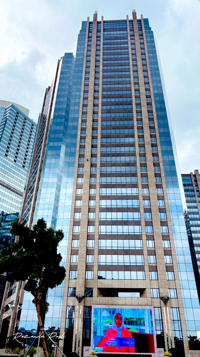 rozanna_rusli's tweet photo. A warm hello from Jakarta. I hope you are safe and sound. 💙
#sunday #highrise #architecturalstructure #architecturalexcellence #architecture #architecturephotography #urbanphotography https://t.co/pYY0Nzmpkm