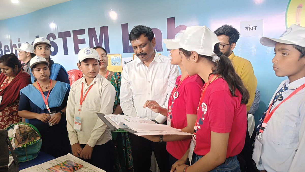 BiharEducation_'s tweet photo. बिहार दिवस के अवसर पर गाँधी मैदान, पटना में शिक्षा विभाग के मंडप में विभिन्न स्टॉल का निरीक्षण करते अपर मुख्य सचिव, डॉ.एस.सिद्धार्थ ।

#BiharEducationDept https://t.co/8HiFYgLkf5