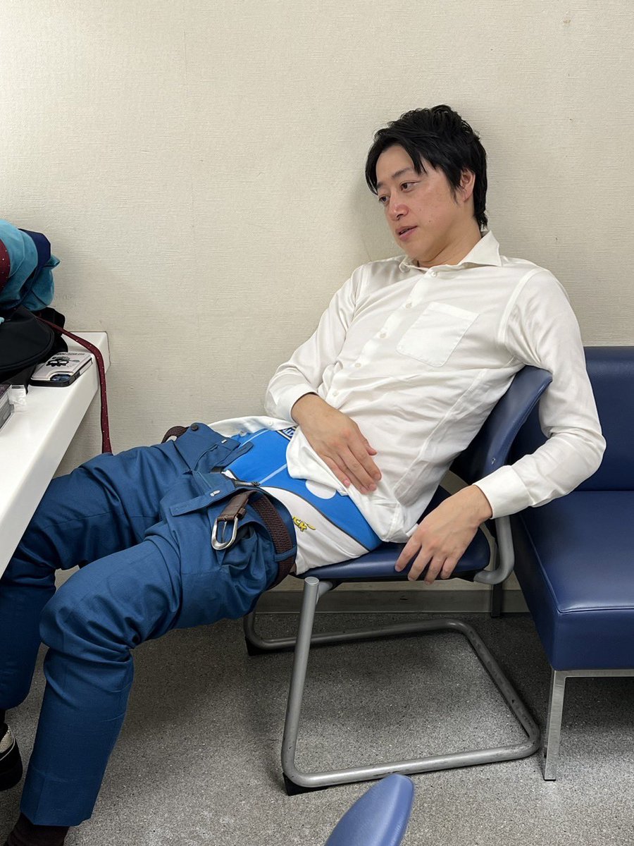 悔しすぎて動けなかった。
帰らず楽屋でその後の対戦も観させて貰ったら、全組面白くて笑っていたら元気出て立ち直って今帰宅。
漫才っていいね。
終わった瞬間「もうセカンドもう見ない」って言ってたんだけど、観まくるし、三拍子出なくても全国民に楽しんで貰いたいです
#THESECOND