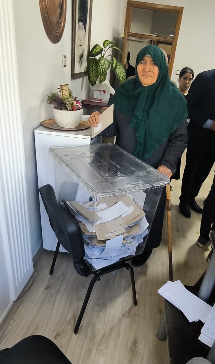 Demokrasi, her yaştan insanın iradesiyle güçlenir. Bugün sandık başında bastonuna dayanarak oyunu kullanan teyzemiz, halkın iradesine olan inancımızı bir kez daha hatırlattı. Geleceğimizi birlikte şekillendiriyoruz. 🙏 

<a href="/ekrem_imamoglu/">Ekrem İmamoğlu</a> Seni Cumhurbaşkanı yapacağız!

#Şanlıurfa