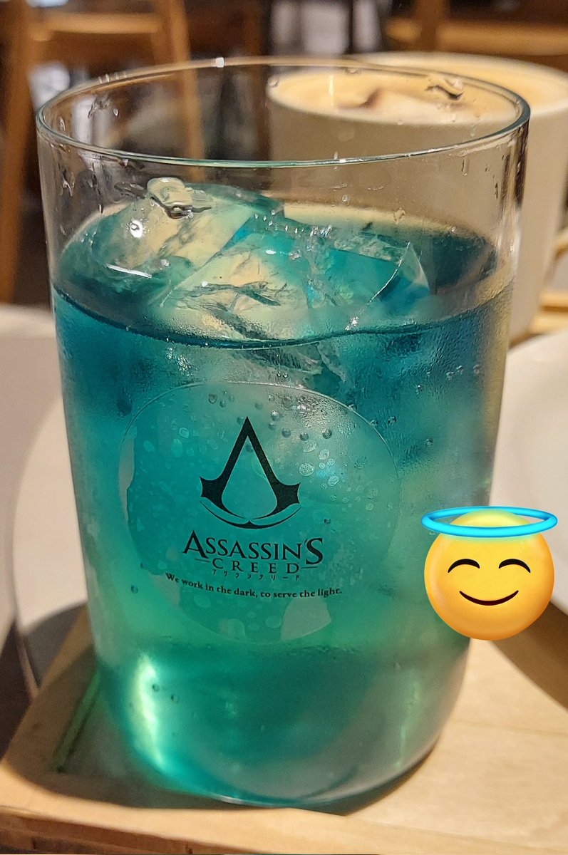 novigrad221's tweet photo. 入店用お土産セットがカレンダーとクリアファイルで豪華すぎる。そしてSNSキャンペーンで限定アメももらった。ドリンクはヴァルハラ シトロンブルスと光に奉仕するアサシンのカフェラテを頼んだよ
#ACLEGACY https://t.co/rj5nTDCSVR