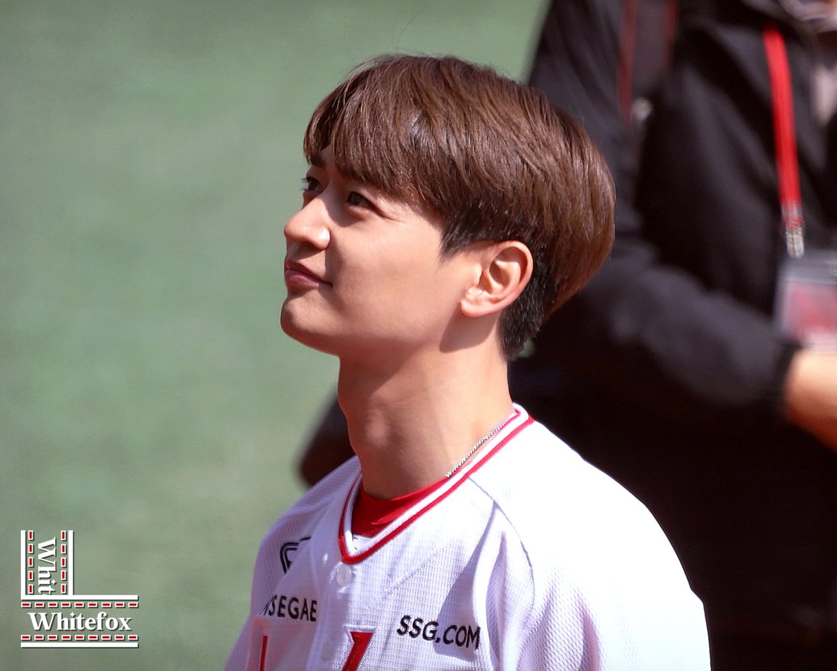 250322
개막전 시구

#ssg랜더스 #SSGLANDERS #샤이니 #샤이니민호 #최민호