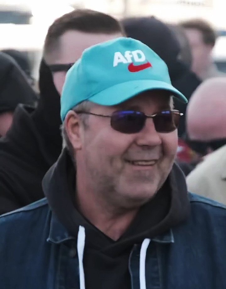 Anonymous00708's tweet photo. SIE SIND WIEDER DA‼️
Tausende Nazis marschieren durch Deutschland!
Katalysator: AfD‼️
Dank der Erfolge der faschistoiden AfD, wird der #Faschismus wieder salonfähig!
SEID WACHSAM! Teilen!
🎥 @democ_de
#Faschisten #Antifa #b2203
#Gauland #Alterspräsident
#AfDmachtDummeNochDuemmer https://t.co/FSJIVCCYr2