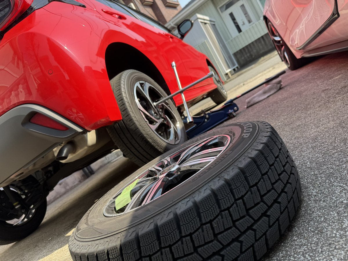 HIDE6253298's tweet image. 週末HIDE散歩でよく見かけるオジさん。
CoolerBox傍に2桁ナンバーの綺麗なプレリュードと富士山を眺めてる姿が気になる。次こそ声掛けてみよ。
→嫁のヤリスんのタイヤ交換。早々に片付けて出かける予定も、木製物置の床が腐食で一部貫通を発見。応急処置に追われて今日も終了。
#RickSpringfield