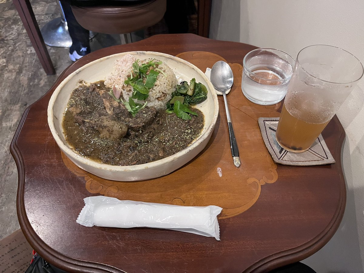 大阪で食べたカレー(骨付き猪肉と四年熟成礼文島昆布のイノコンプカレー)。
店の名は、"ダラクレ(堕楽暮)"
それと・・・堕天式スパイスコーラ。