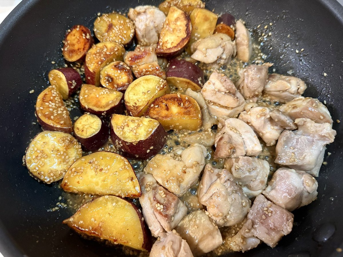 mainooyatsu's tweet photo. 家族から人気で倍量で作るようになった、さつまいもと鶏のごま味噌！我が家の定番です🍠 https://t.co/VbTv4a1tXu