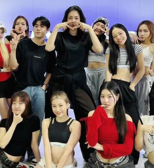 s1mp4faye's tweet image. P’Faye has been looking happier and happier as the day go by. That’s what we love to see. Also who helped her fix that heart😂😂😂

#FayePeraya #FayeTimelessLOVE