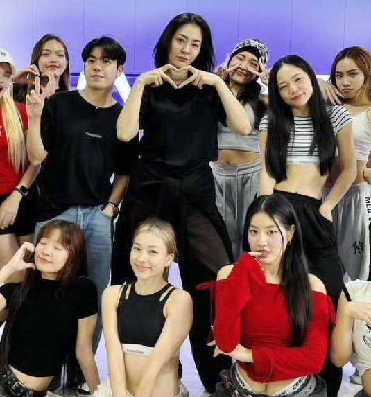 s1mp4faye's tweet image. P’Faye has been looking happier and happier as the day go by. That’s what we love to see. Also who helped her fix that heart😂😂😂

#FayePeraya #FayeTimelessLOVE