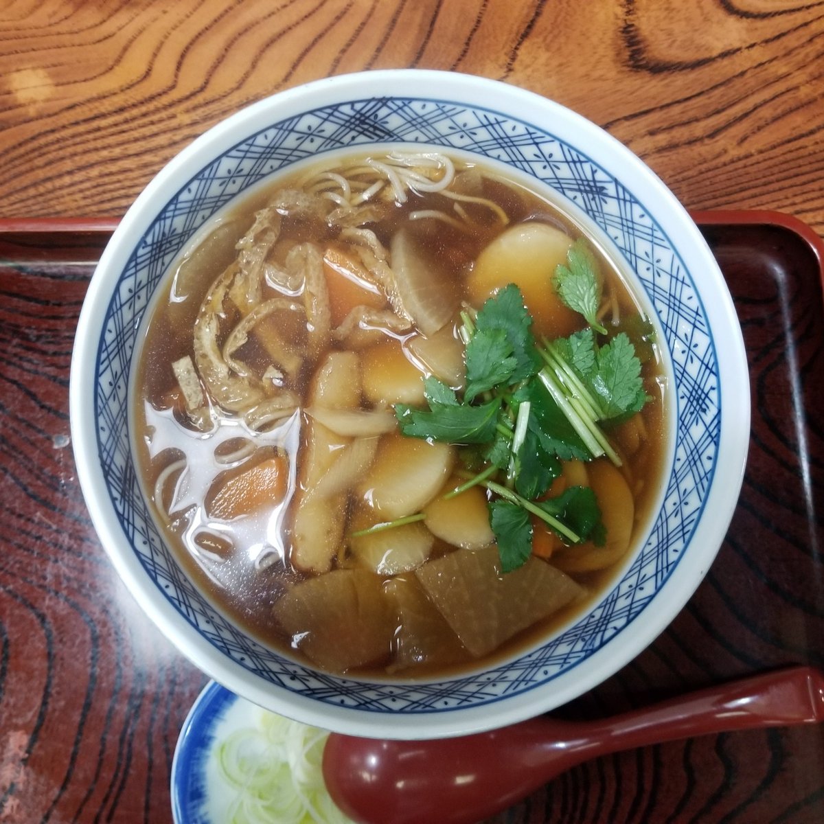 先日のお昼は九段下の｢更級丸屋｣へ。
駅から徒歩数分ほどの所にあり、昔ながらのお蕎麦屋さんです。

野菜が摂れるように｢けんちんうどん｣を注文。
麺はお蕎麦にしてもらいました。
美味しかったです。