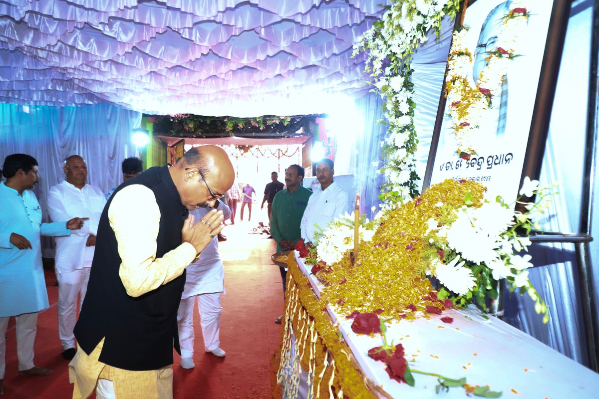 HarishD_BJP's tweet photo. माननीय केंद्रीय मंत्री श्री Dharmendra Pradhan जी के पूज्य पिताजी पूर्व केंद्रीय मंत्री डॉ. देवेंद्र प्रधान जी के निधन के पश्चात आज उनके गांव स्थि��� निवास पर पहुंचकर श्रद्धासुमन अर्पित  किया एवं शोकाकुल परिजनों से भेंटकर अपनी विनम्र शोक संवेदनाएं व्यक्त की। https://t.co/pIEdvkWcAW