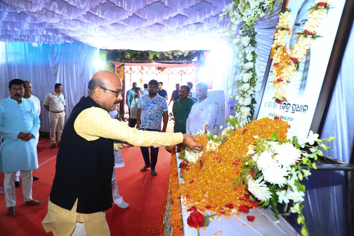 HarishD_BJP's tweet photo. माननीय केंद्रीय मंत्री श्री Dharmendra Pradhan जी के पूज्य पिताजी पूर्व केंद्रीय मंत्री डॉ. देवेंद्र प्रधान जी के निधन के पश्चात आज उनके गांव स्थि��� निवास पर पहुंचकर श्रद्धासुमन अर्पित  किया एवं शोकाकुल परिजनों से भेंटकर अपनी विनम्र शोक संवेदनाएं व्यक्त की। https://t.co/pIEdvkWcAW