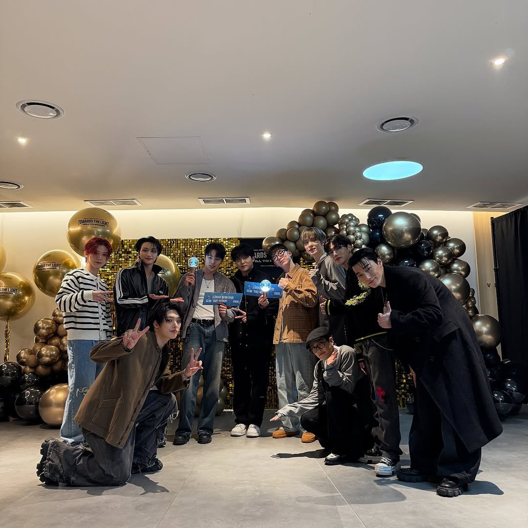 1024updates's tweet photo. [📷] ATEEZ with MONSTA X Minhyuk and Kihyun

#ATEEZ #에이티즈 @ATEEZofficial https://t.co/eOUhNp4HC1