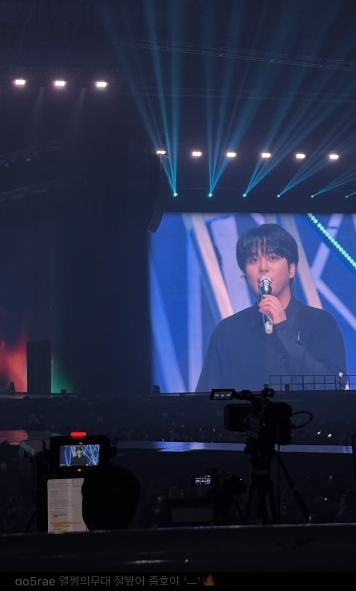 그러니까 민혁과 기현이가 동시에 휴대폰을 들고 찍었다는거지?