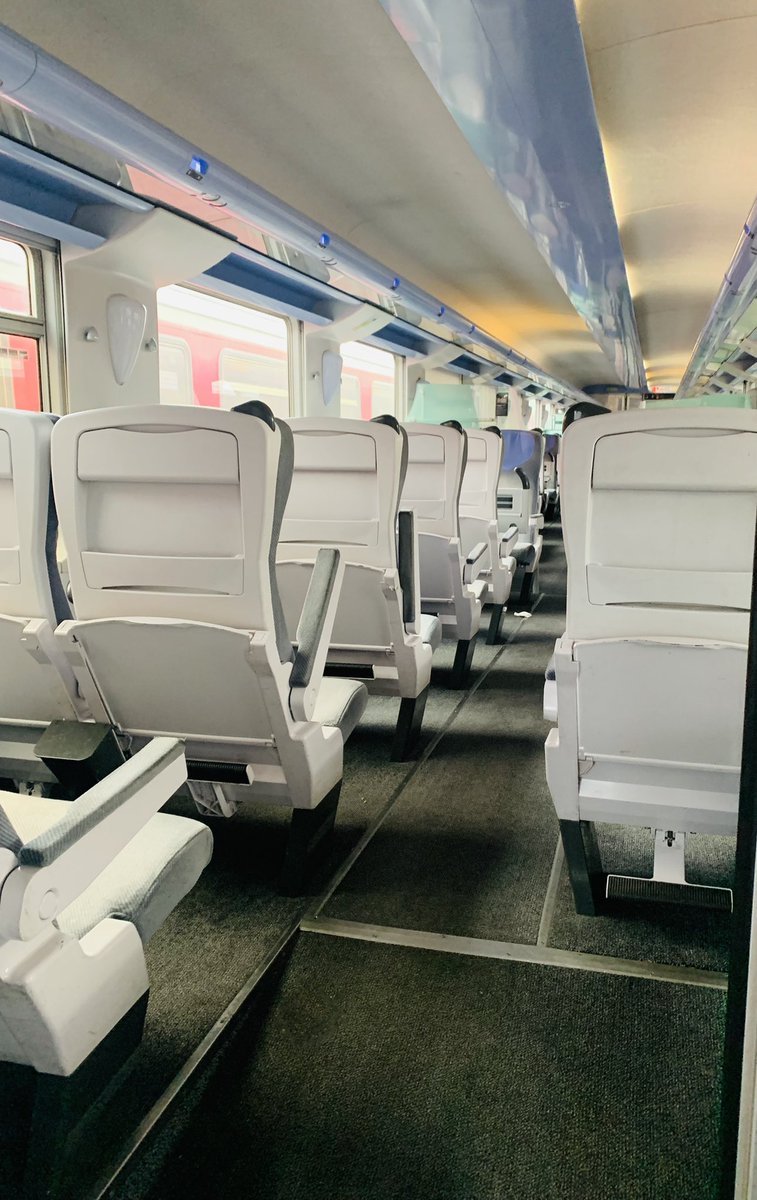 UsagersSNCF's tweet photo. Un petit tour à la gare de #Bercy ou les #corails et les #bb26000 sont encore! ♥️
@Sybic141 @udupc14 @collectif_udurn https://t.co/I2rN66nkdy
