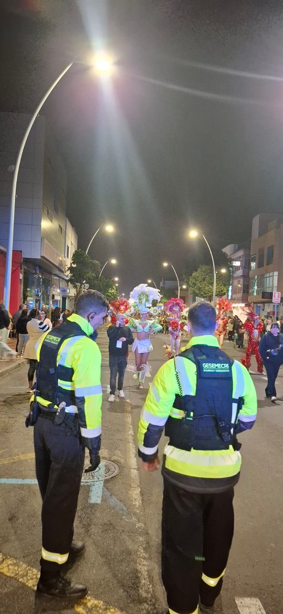También durante la noche de ayer nuestro equipo se desplazó hasta Santa Lucía de Tiraja a para llevar a cabo la dirección técnica de la cabalgata de Carnaval. 

Desplegamos 1 VIR, 1 vehículo de logística, 6 técnicos y personal técnico en el PMA. 

#Gesemecri #EventoSeguro
