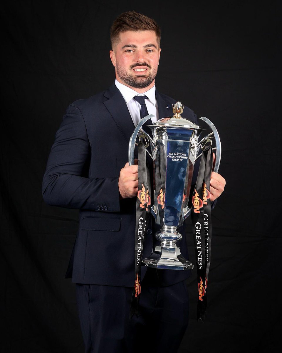 𝓙𝓸𝔂𝓮𝓾𝔁 𝓪𝓷𝓷𝓲𝓿𝓮𝓻𝓼𝓪𝓲𝓻𝓮 𝓖𝓻𝓮𝓰 🥳 !

Notre troisième ligne du #XVdeFrance fête ses 28 ans aujourd'hui !

#XVdeFrance #NeFaisonsXV