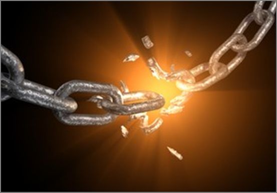 El exceso de obediencia anula la posibilidad del pensamiento crítico que, por definición, es rebelde e inconformista.  El exceso de poder alcanza el mismo efecto, al exaltar el narcisismo y la vanidad.  No existe pensamiento crítico sin autocorrección.